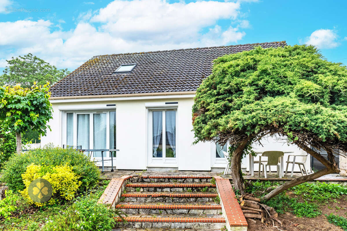 Maison à LA QUEUE-LES-YVELINES
