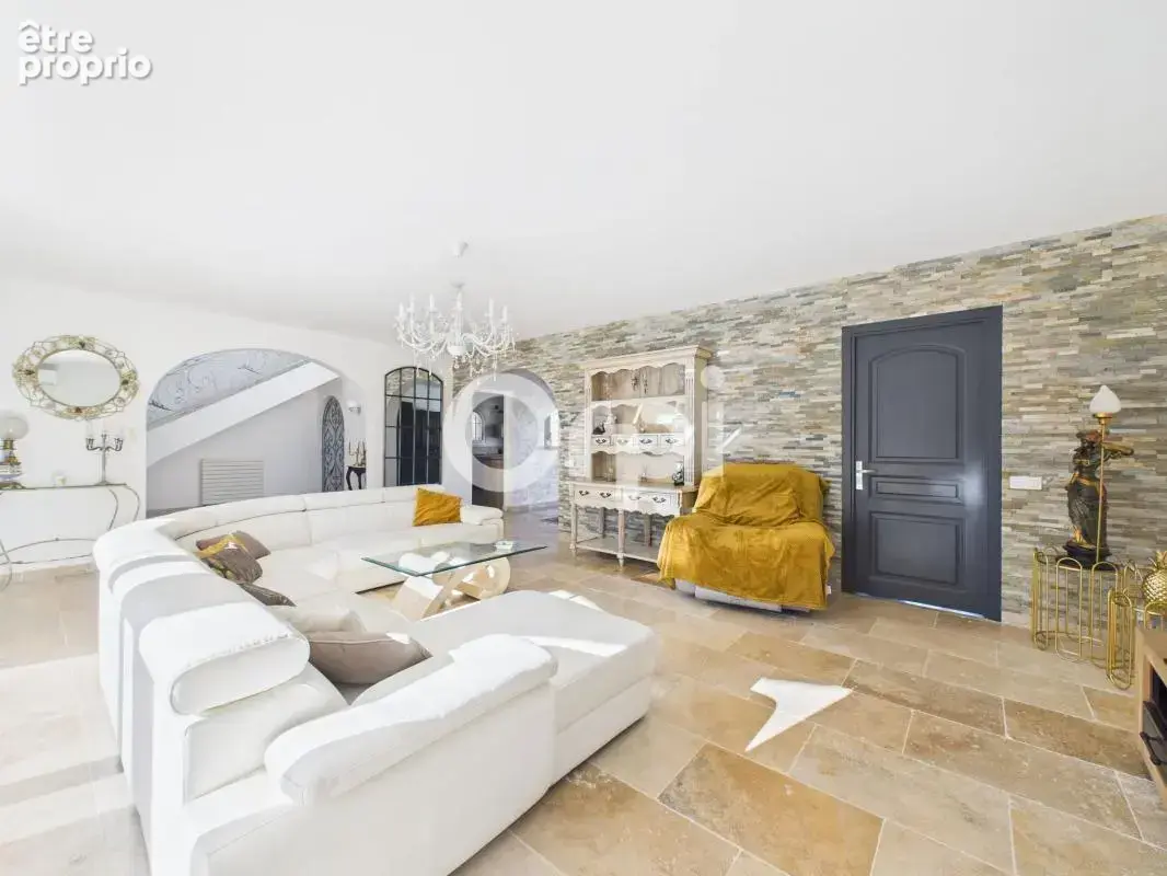Villa 251 m² - 5 chambres - rénovée - au calme - photo 5