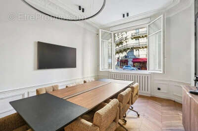 Commerce à PARIS-8E