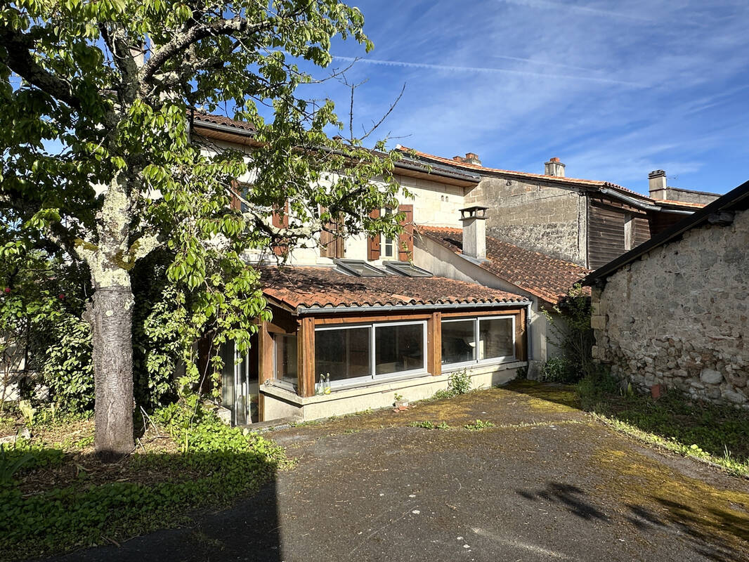 Maison à LA ROCHE-CHALAIS