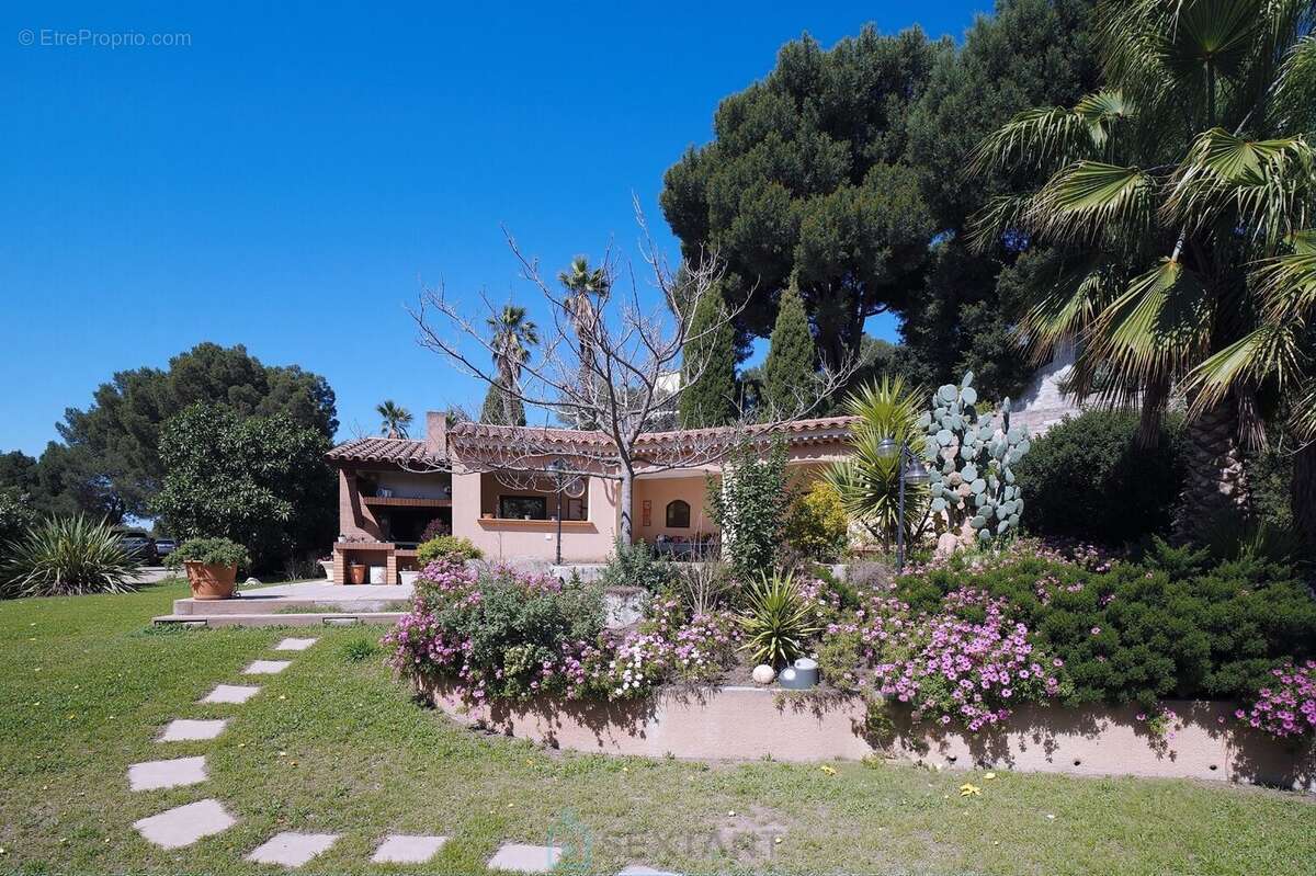 Maison à SAINT-MITRE-LES-REMPARTS