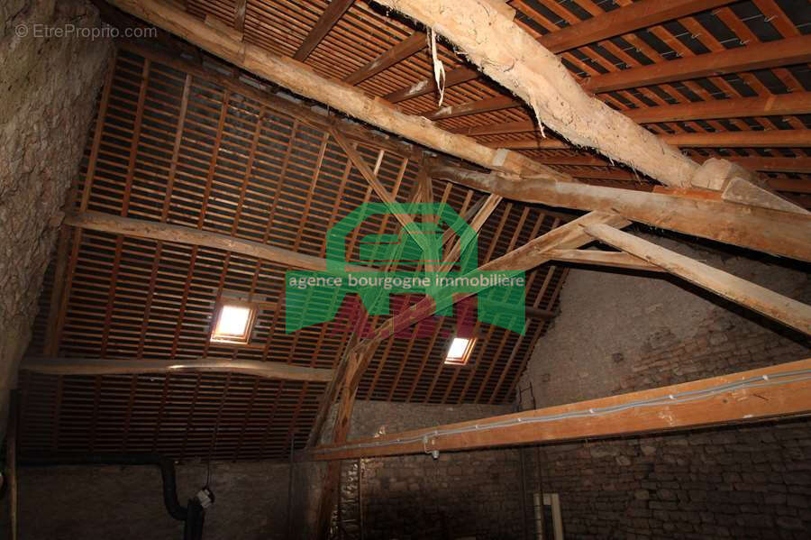 58,  Maison habitable de suite à rafraichir au gout du jour - de plain-pied sur 2345m2 de terrain. - photo 14