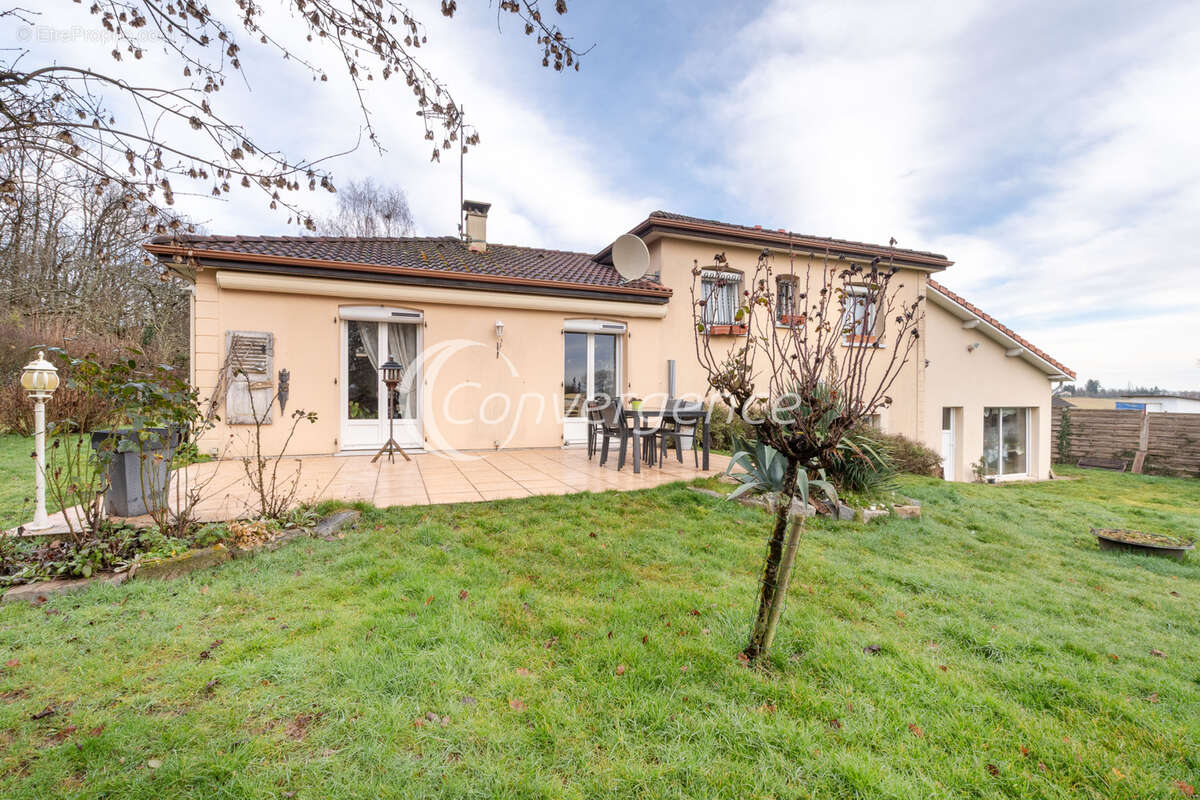 Maison à MAGNAC-BOURG