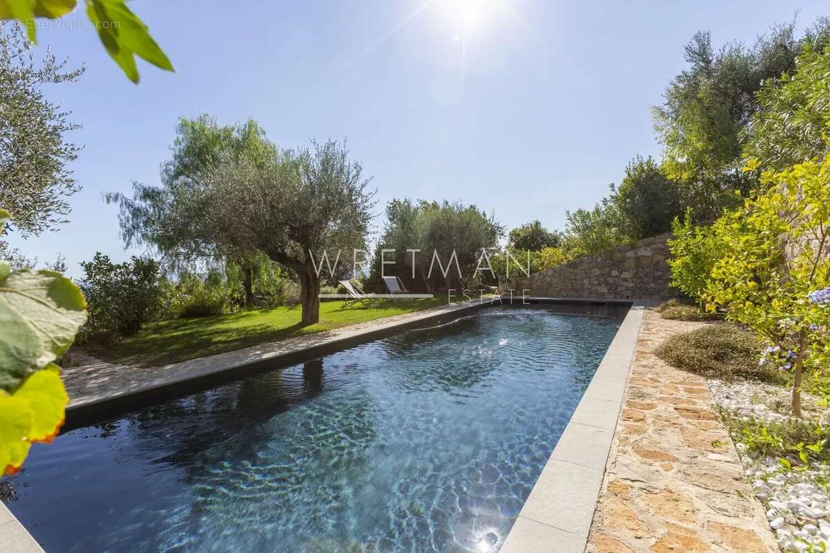 Maison à CHATEAUNEUF-GRASSE