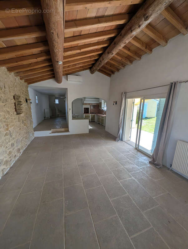 Maison à ENTRAIGUES-SUR-LA-SORGUE