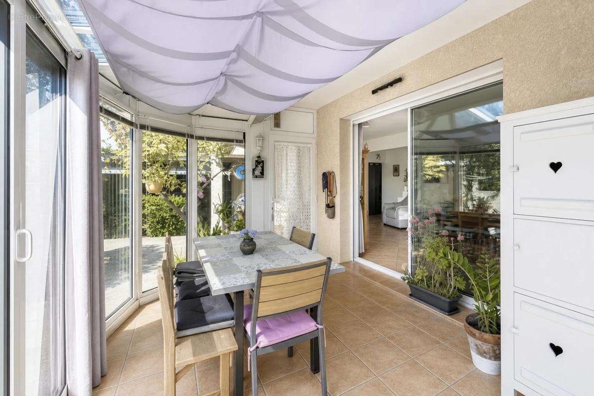 Villa avec piscine et véranda à Marseille 12ème - photo 3