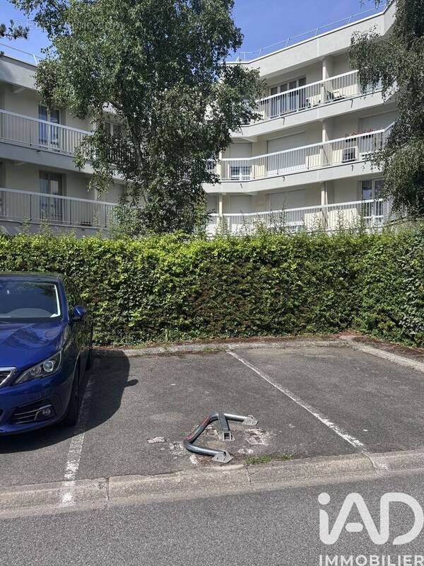 Photo 1 - Parking à LE MESNIL-SAINT-DENIS