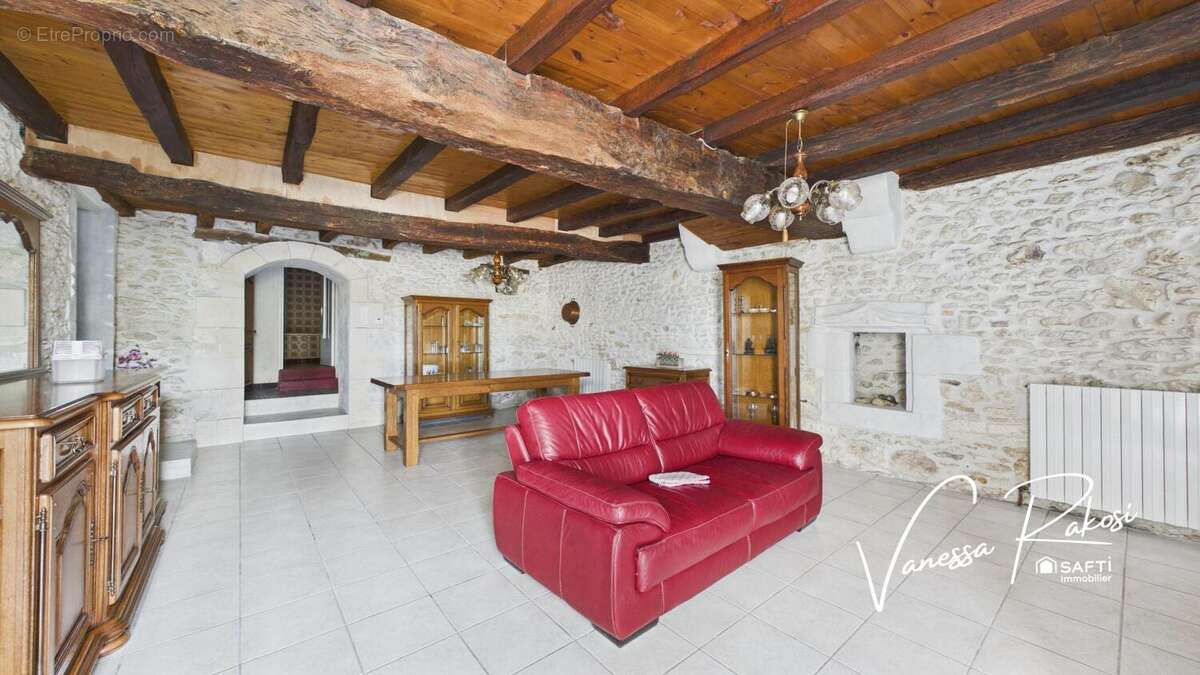 Maison 137 m² à La Chapelle-Des-Pots  - photo 4