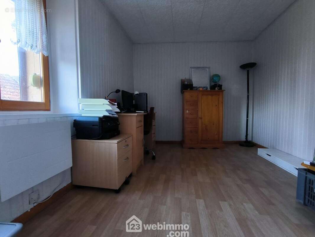 Une chambre de 9 m², toutes les fenêtres sont en double vitrage - Maison à MONT-NOTRE-DAME