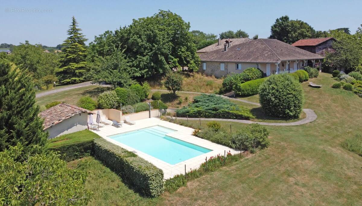 Élégante Propriété de Campagne avec Gîte et Annexe dans un Cadre Paisible - photo 1