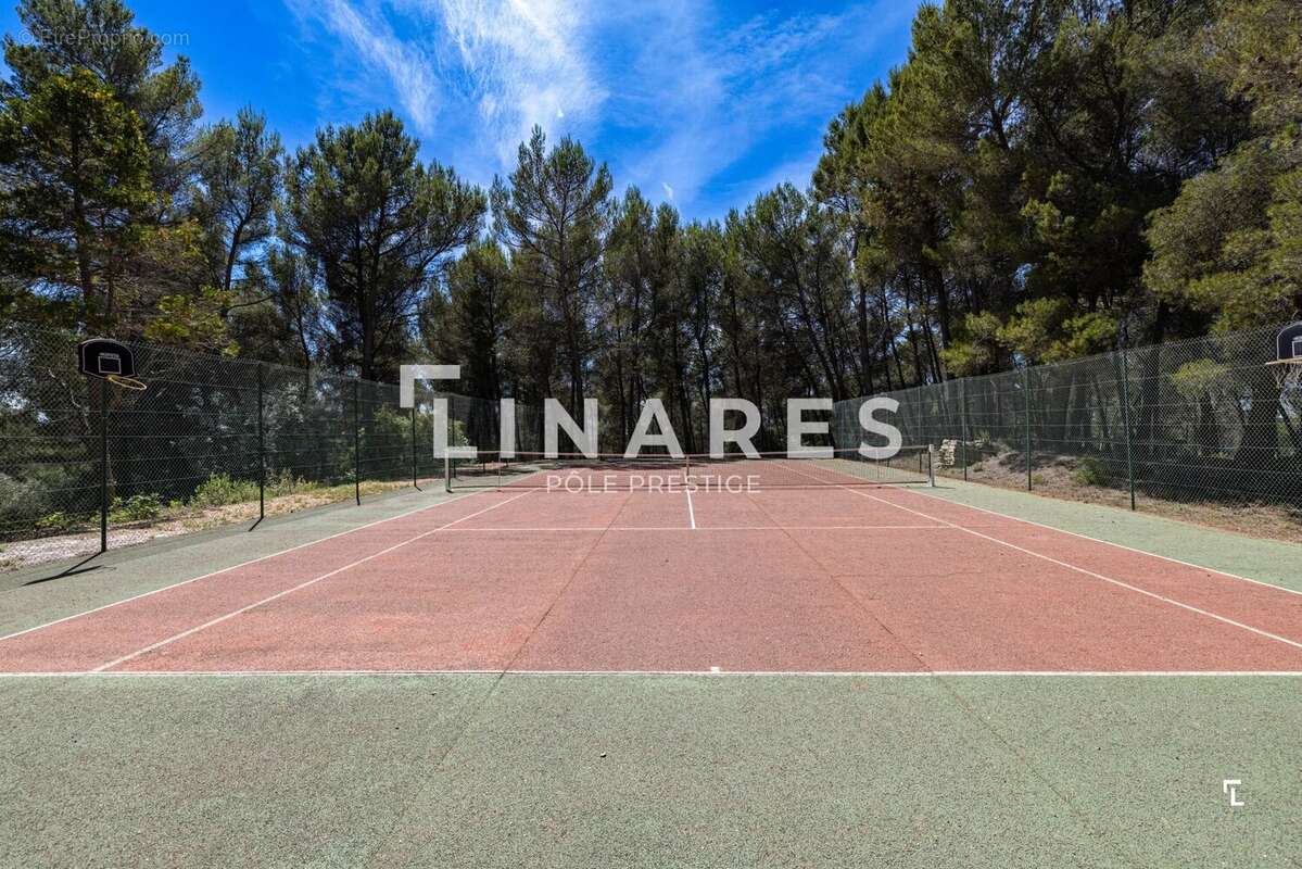 LES HAUTS : Propriété de 310m2 (145 + 90 + 40 + 30m2) Piscine à fond mobile, Tennis,  2 hectares - Simiane-Collongue - photo 27