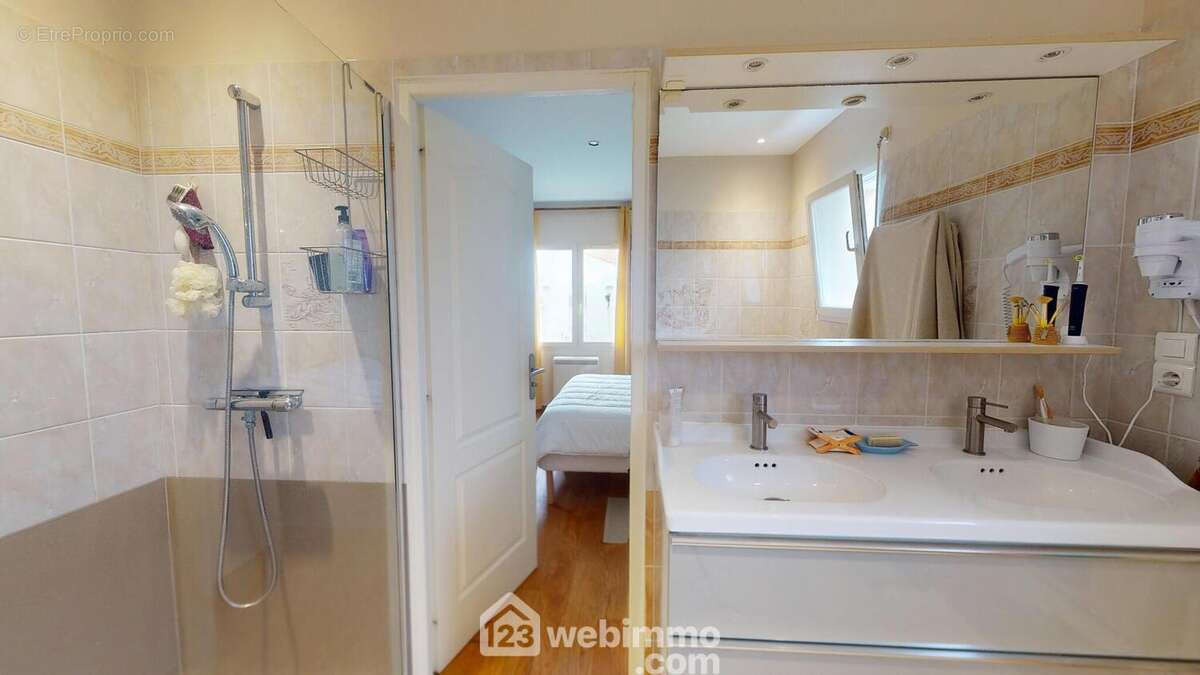 Salle de bain avec douche. - Maison à SAINT-VINCENT-SUR-JARD