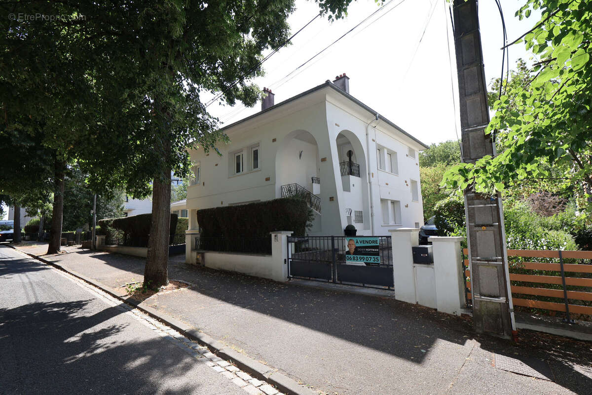 Parfait etat ! metz queuleu grande maison independante  de 206 m2 6 chambres 2 garages et jardin - photo 17