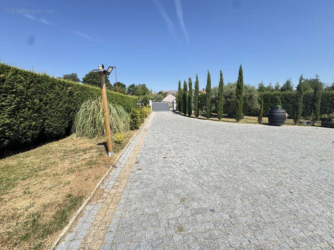 Maison 160 m² à Montlucon  - photo 2