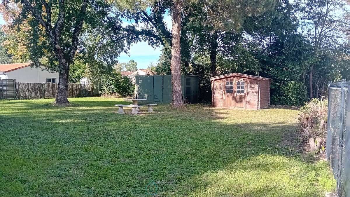 Terrain constructible de 558 m² Secteur Chatenet Saint Palais sur Mer - photo 2