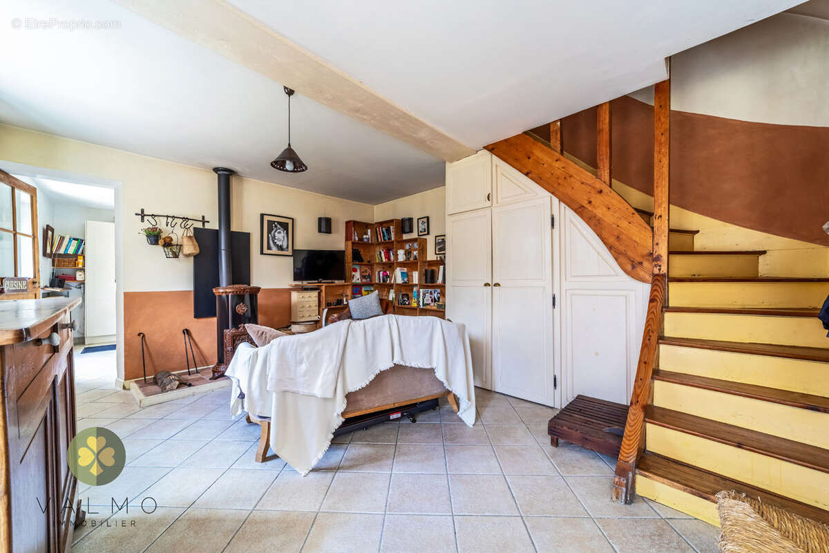 Maison de caractère en pierre   Charme, authenticité et dépendances - photo 4