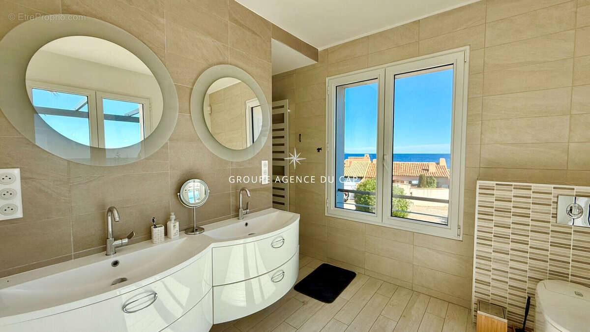 Villa pieds dans l'eau 7 pieces avec piscine vue golfe de saint tropez, aux issambres - photo 16