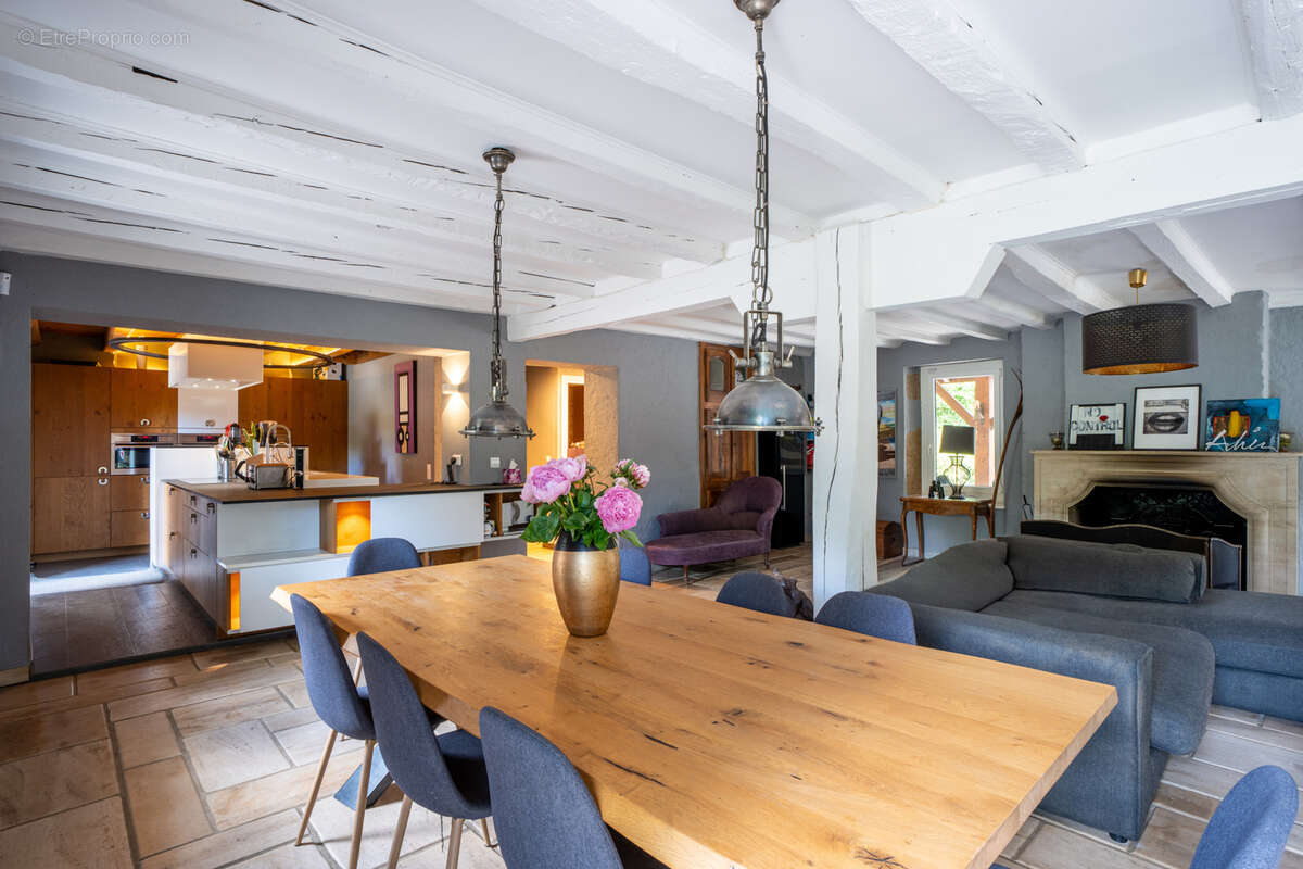 Maison à SAINT-GENIS-POUILLY