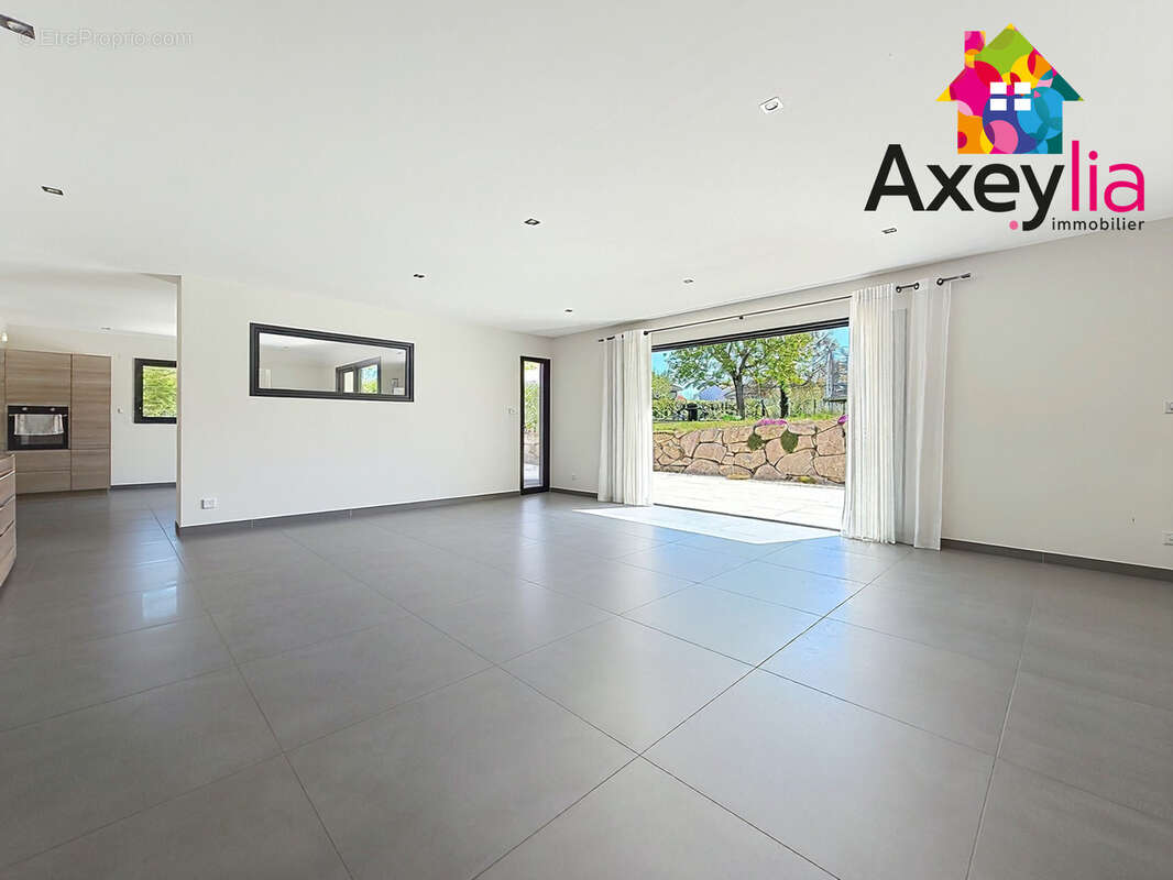 Maison à COMMELLE-VERNAY