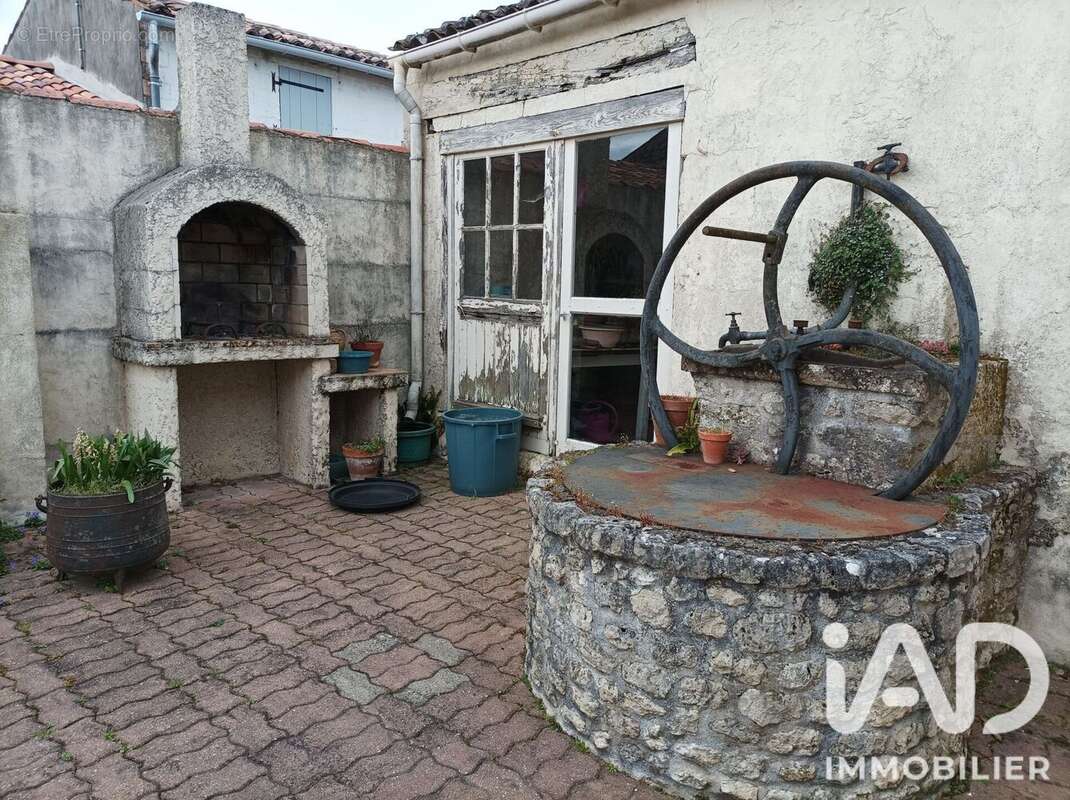 Maison 209 m² à Corme-Royal  - photo 5