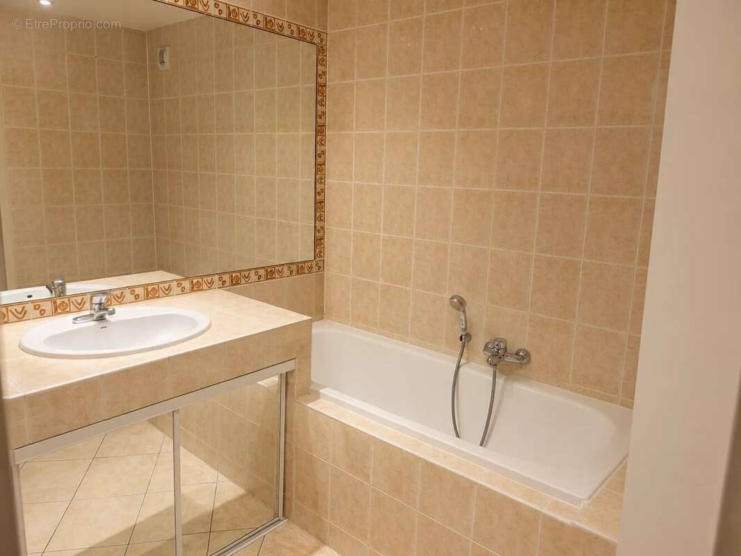 Appartement à SAINT-LAURENT-DU-VAR