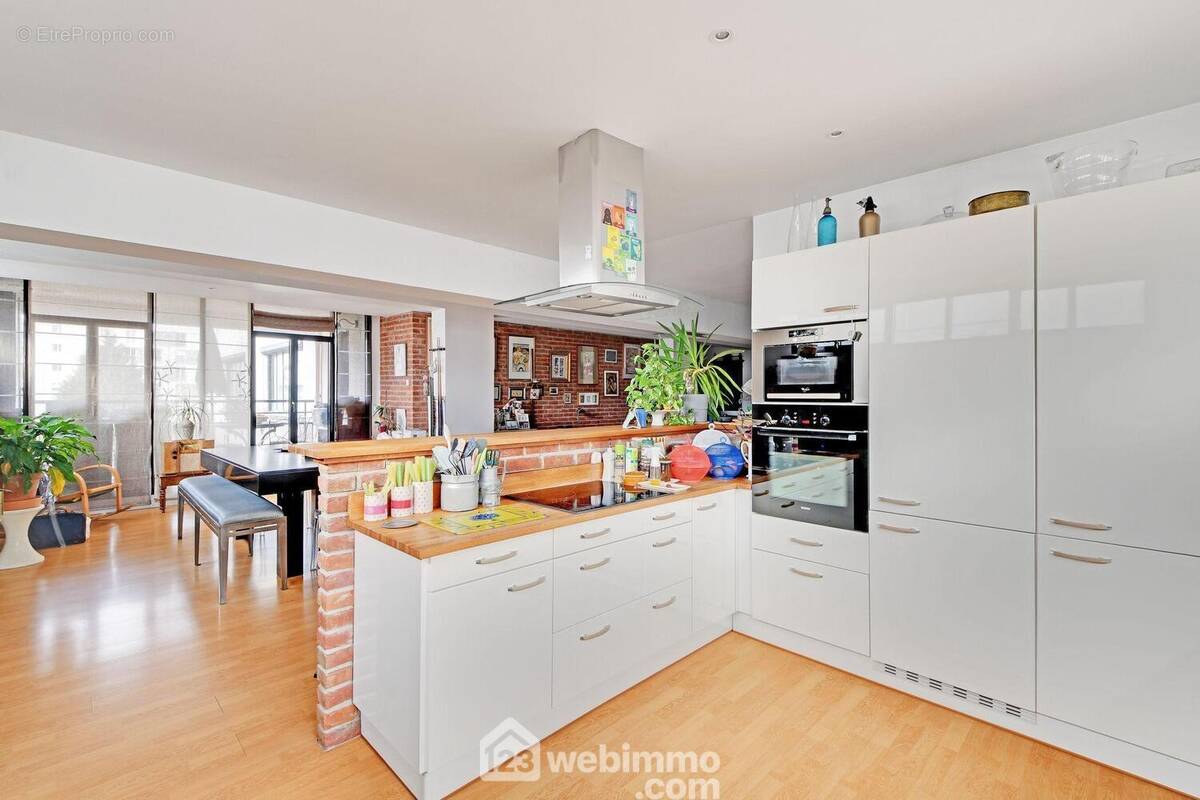 Cuisine équipée ouverte sur le séjour - Appartement à MONTROUGE