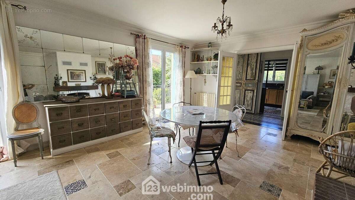 Un espace salle à manger avec son accès direct sur la terrasse.