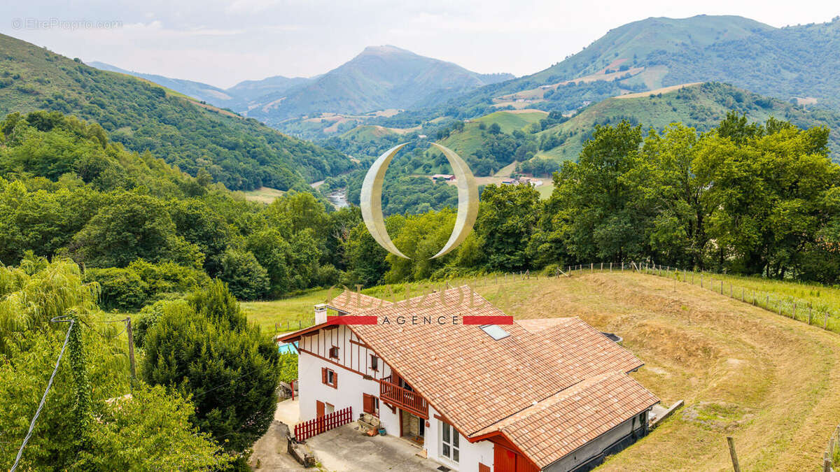 LOUHOSSOA - Ferme basque rénovée avec piscine, 4 hectares et vue montagne - photo 2