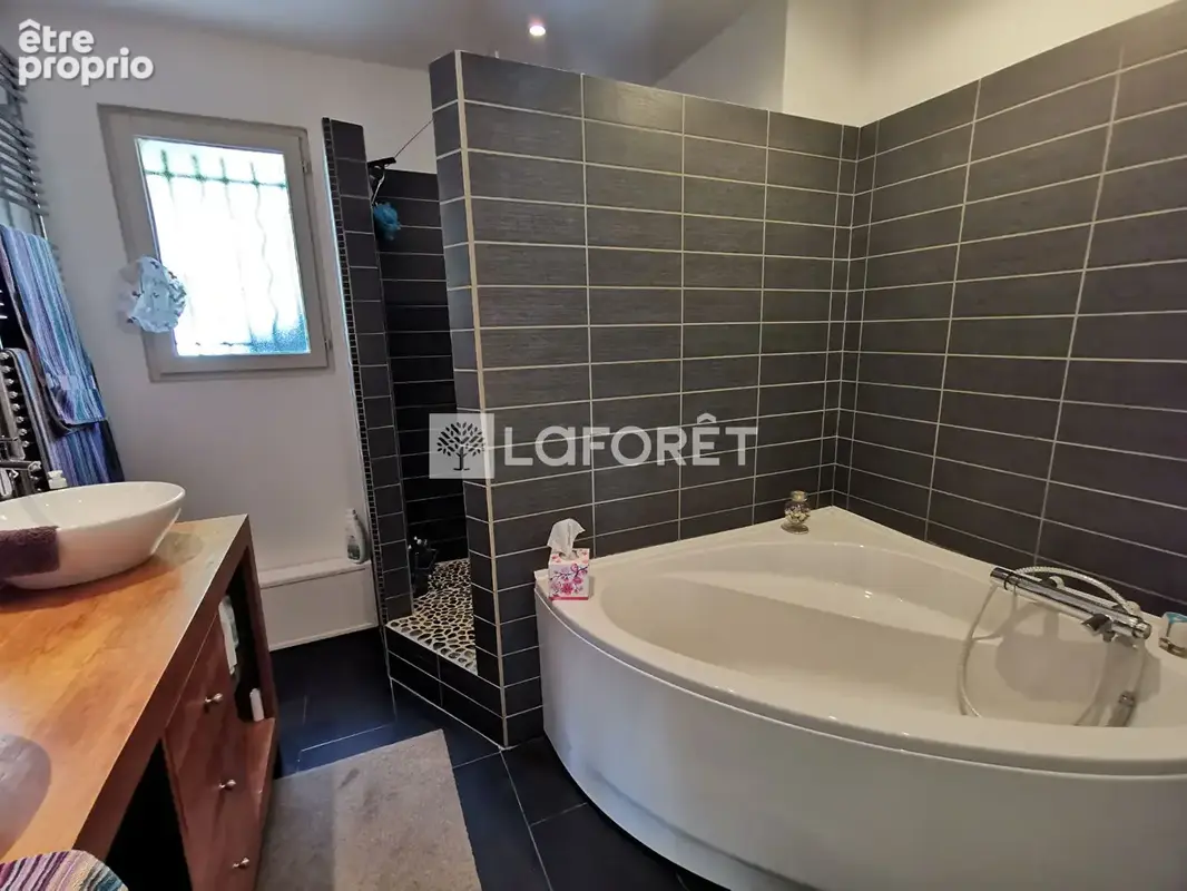 Maison Saint-Maximin la Ste-Baume 8 pièces de 148 m² avec piscine - photo 10