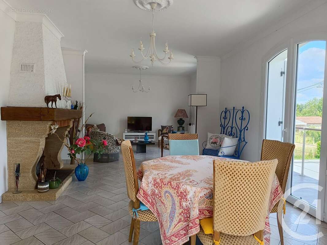 Maison à LA ROCHE-CHALAIS