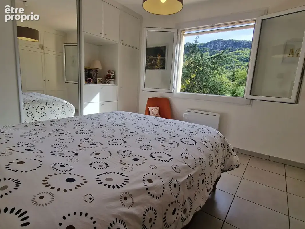 Villa dans village avec commerces , piscine , beau terrain bordé par une rivière - photo 12