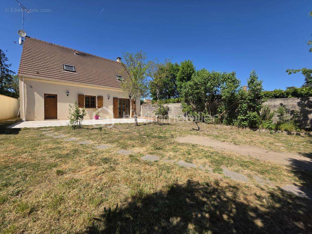Maison à MONTCOURT-FROMONVILLE