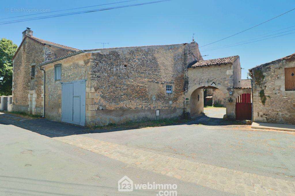 Avec garage attenant : un beau potentiel d'agrandissement. - Maison à POITIERS