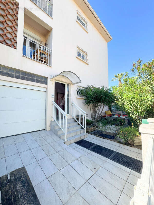 SAINT CYPRIEN VILLAGE - IMMEUBLE  - 235 m²  - Deux appartements F4 et local commercial -  Jardins et Garages - photo 7