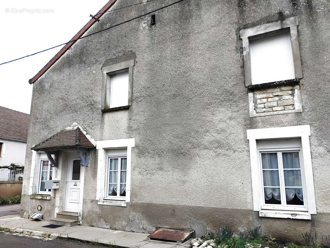 Maison à MAILLY-LE-CHATEAU