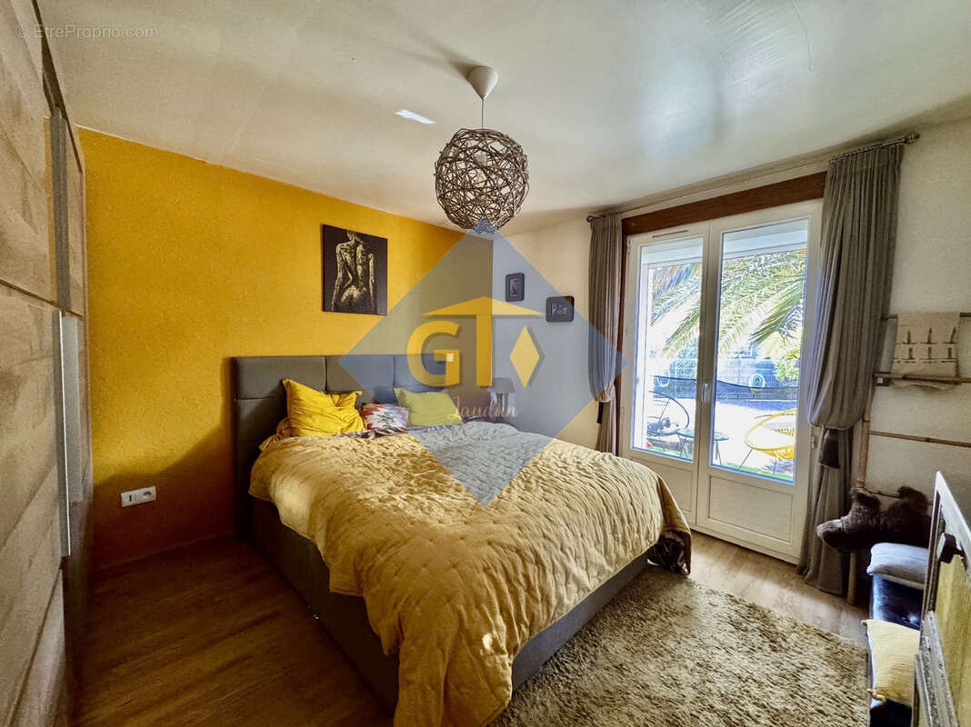 Maison à LAUDUN-L'ARDOISE