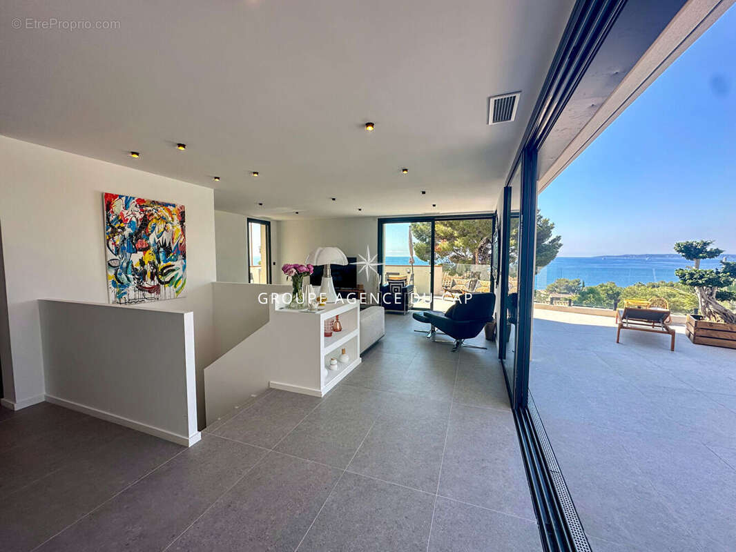 À vendre villa contemporaine de 350m² 8 pièces avec vue mer, à pied des plages et des commerces des issambres - photo 4