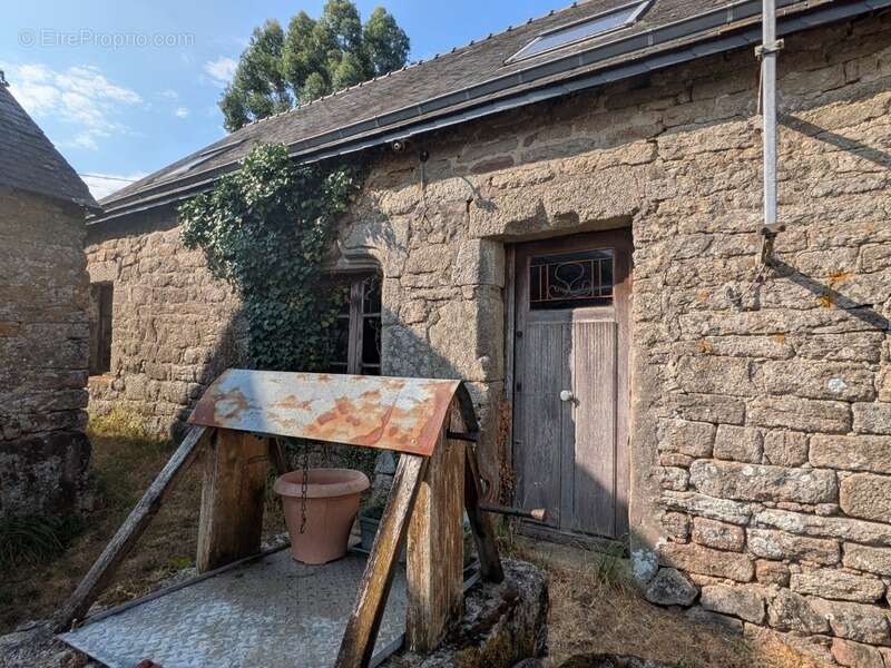 Plouay maison en pierre sous ardoises 1 pièce de 50m² environ parcelle de 140m² environ avec un puits - photo 2