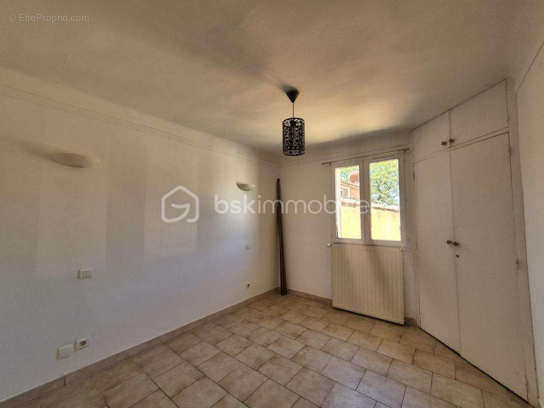 Maison à LA ROQUE-D&#039;ANTHERON