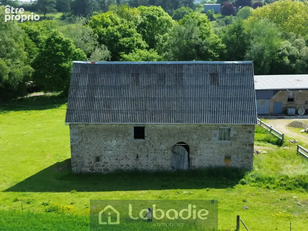 A proximité d'un bourg tous commerces, un beau bâtiment en pierres à rénover, terrain de 3128m2. - photo 3