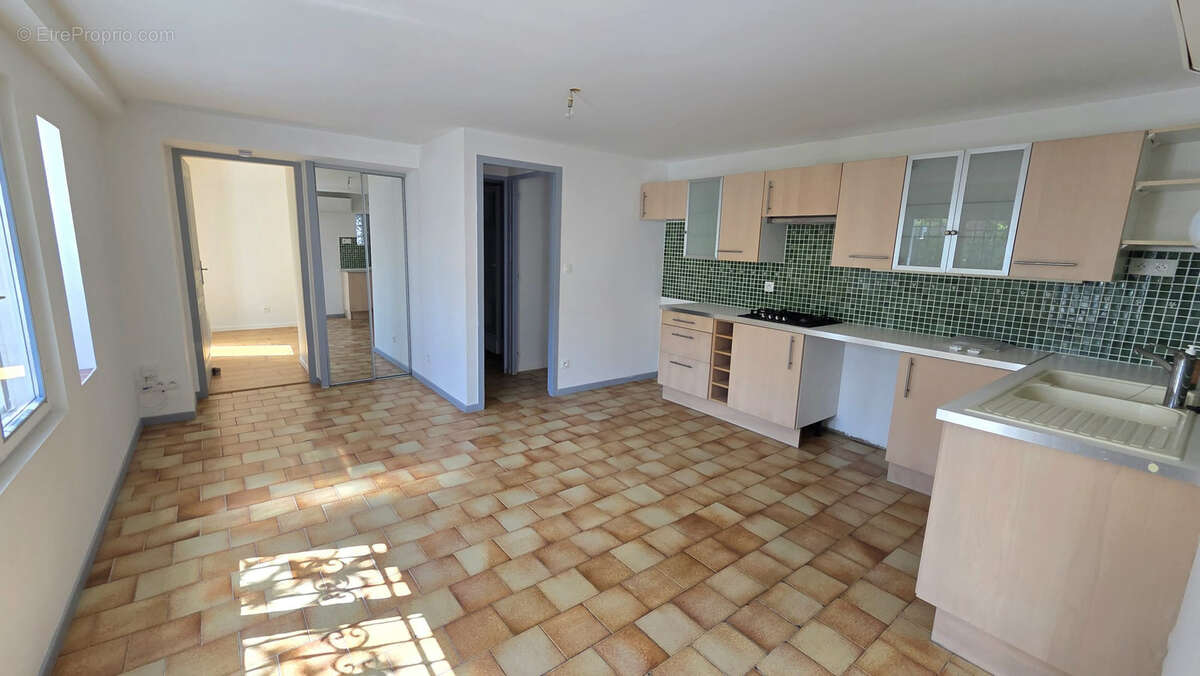 Appartement rdc t2 56m2 carrez + terrasse + parking exterieur - photo 8
