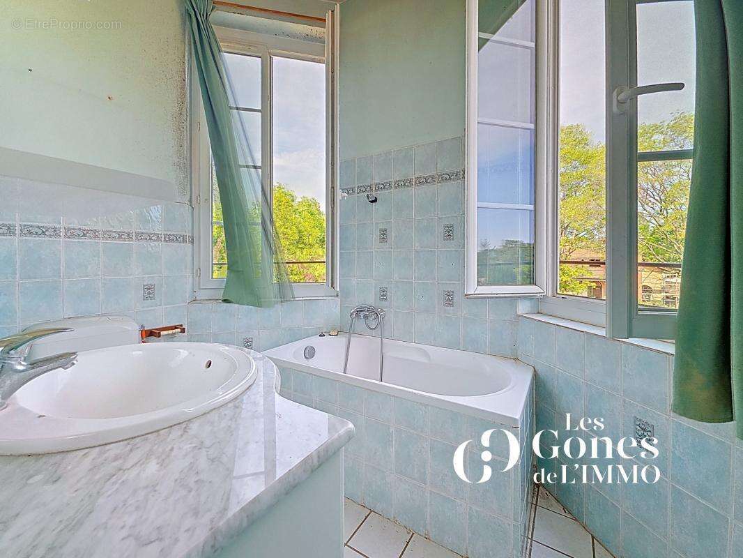 Écully   Élégante maison bourgeoise à réinventer, dans un éc - photo 24