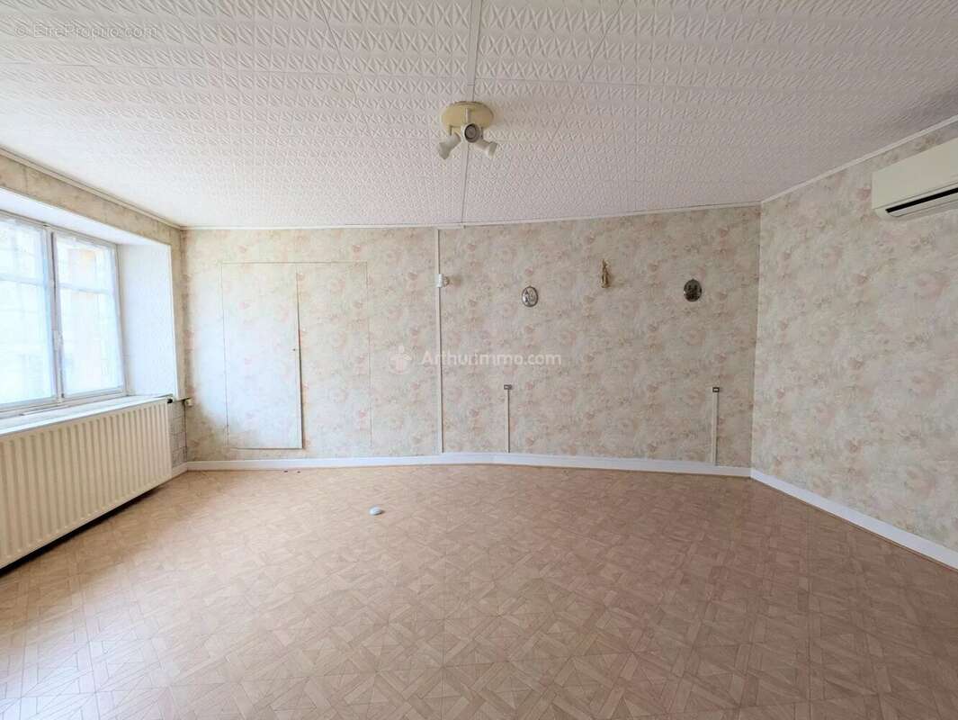 Maison à NEUFCHATEAU