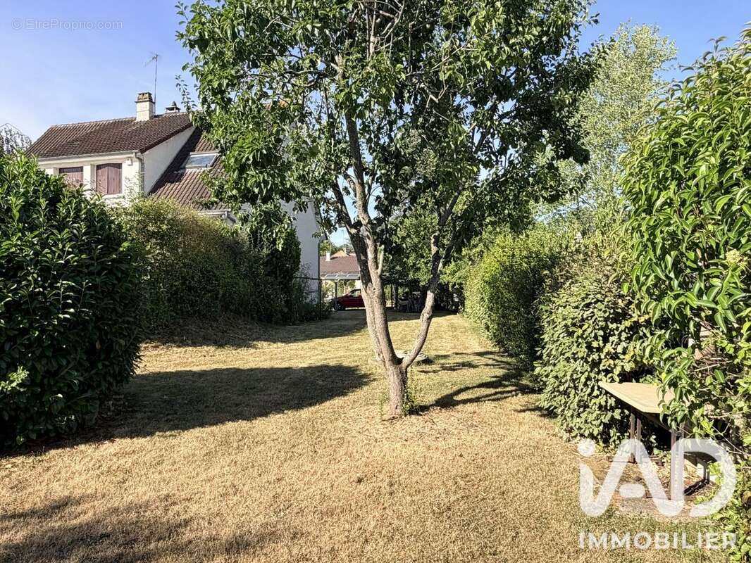 Maison 165 m² à Varennes-Jarcy  - photo 3