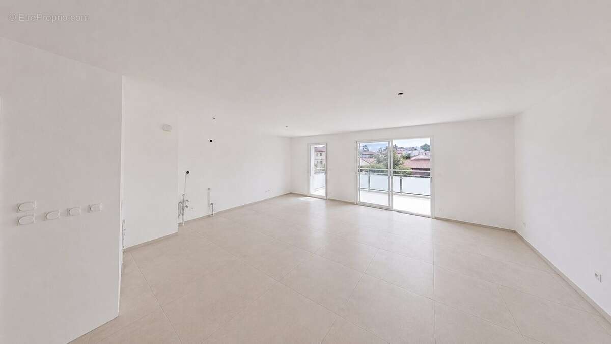 Appartement à VEAUCHE