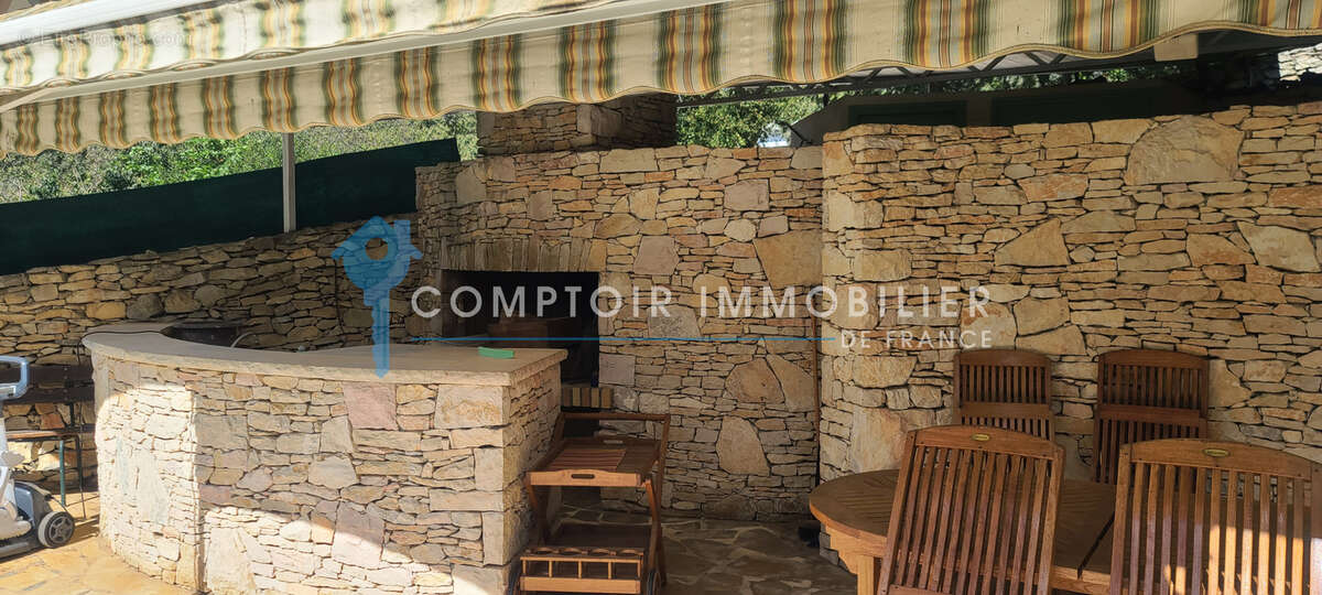 Collines - secteur residentiel - spacieuse villa 5 chambres avec piscine et dependances - photo 7
