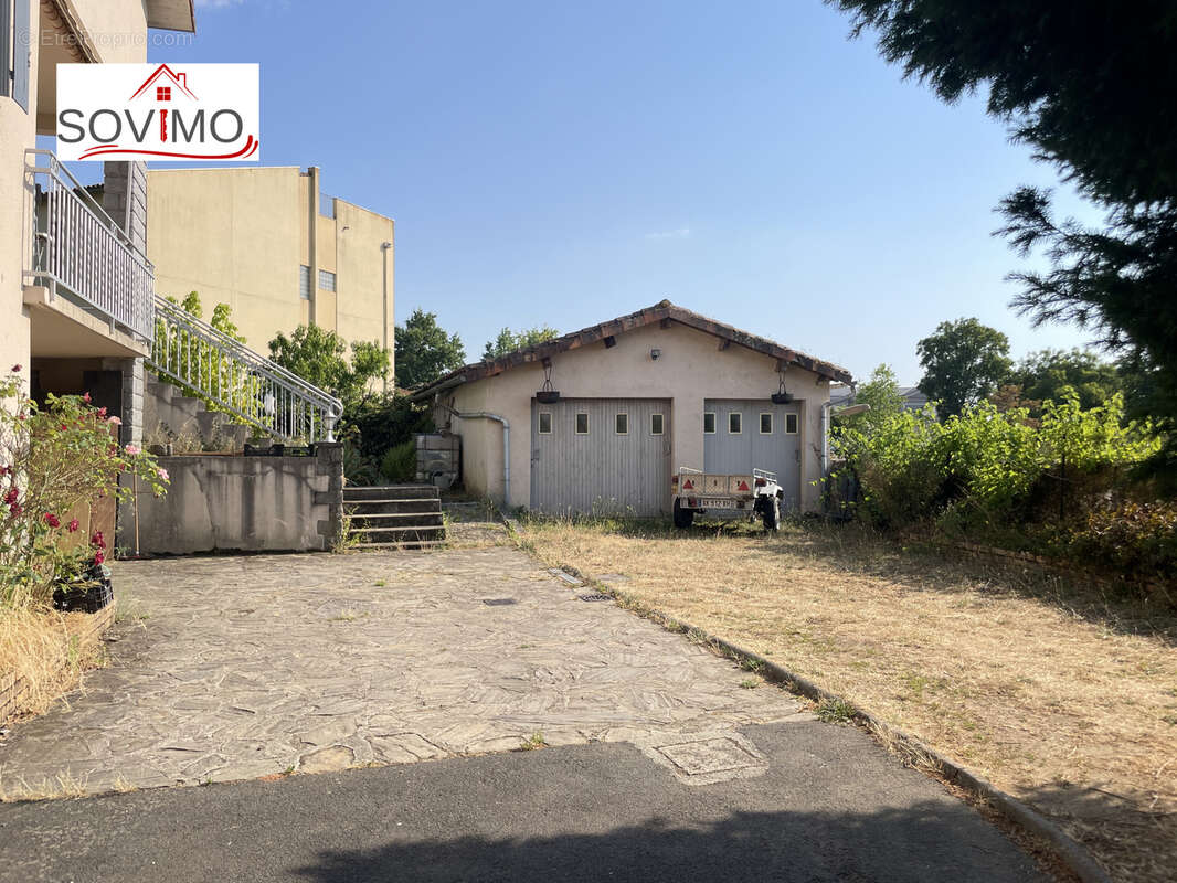 Rare en centre ville, maison familliale avec vue, dépendances et terrain clos de 817 m2. - photo 16