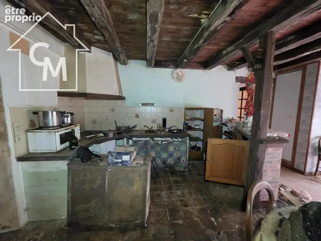 Maison à rénover entièrement avec dépendances et terrain - photo 35