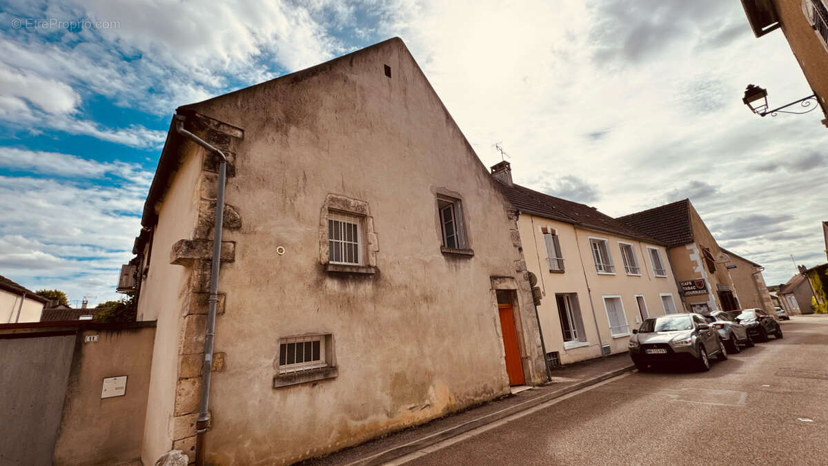 Maison à MAILLY-LE-CHATEAU