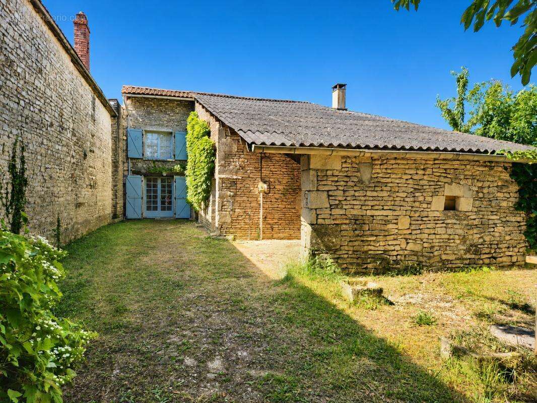 Maison familiale avec grand jardin à Bessé - photo 2